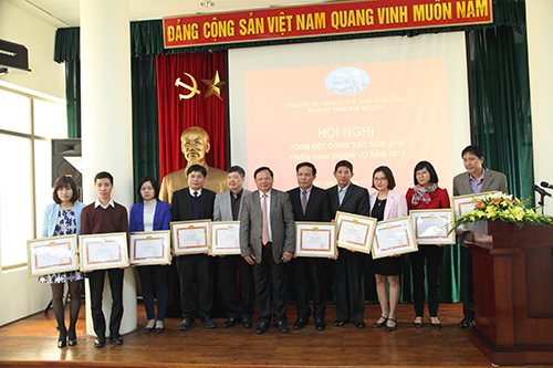 Bí thư Đảng ủy, Tổng cục trưởng TCDL Nguyễn văn Tuấn trao Giấy khen cho các đảng viên hoàn thành xuất sắc nhiệm vụ năm 2016 